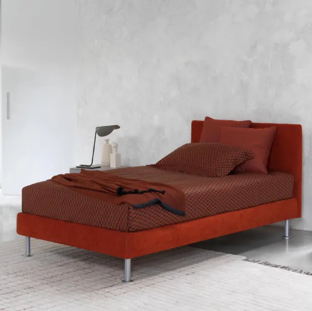 Letto in tessuto con piedini in metallo Notturno Singolo di Flou