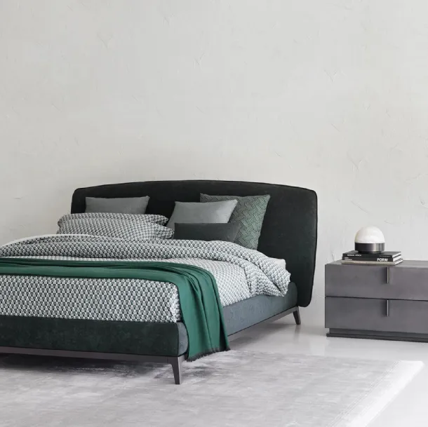 Letto in tessuto con piedini in metallo dal segno unico e originale Olivier di Flou