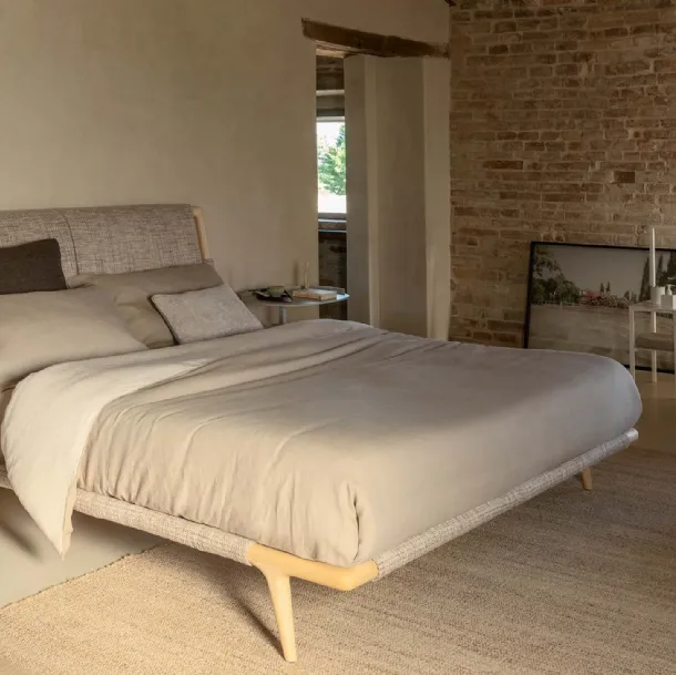 Letto in tessuto con struttura in massello di frassino curvato Gaudì di Flou