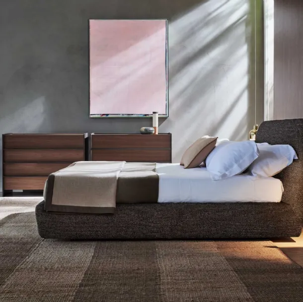 Letto in tessuto imbottito con testiera Greenwich di Molteni & C
