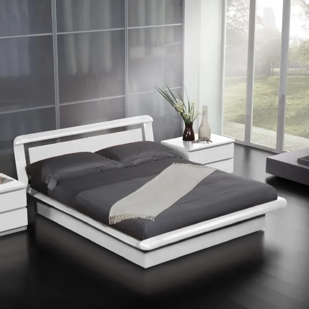 Letto matrimoniale in legno laccato Elica di Fratelli Elli