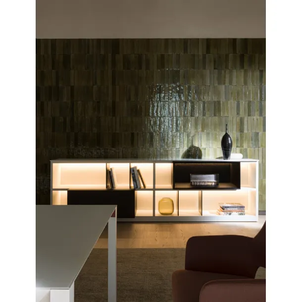 Libreria a muro in laccato opaco con particolari in legno 505 UP SYSTEM 17 di Molteni & C