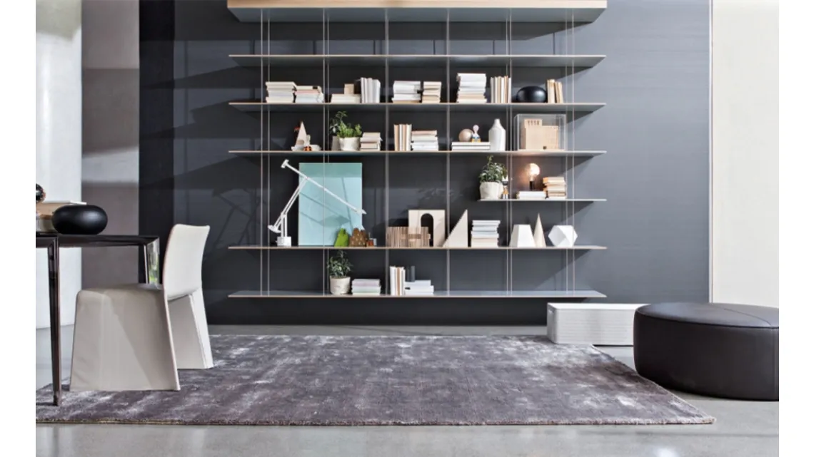 Libreria sospesa di design in metallo con mensola unica in legno Graduate di Molteni & C