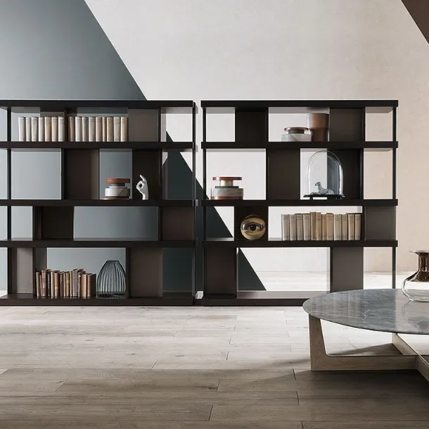 Libreria Jobs con struttura in laccato opaco e mensole in Rovere tabacco di Poltrona Frau
