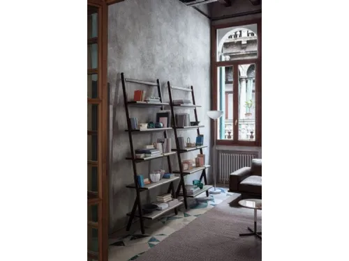 Libreria Ren Bookcase montanti in legno e ripiani rivestiti cuoio in versione alta e bassa con vaschetta di cuoio porta oggetti di Poltrona Frau
