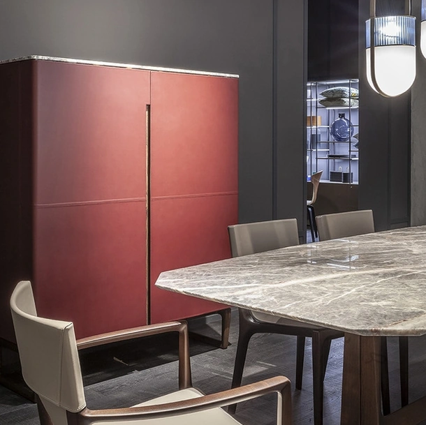 Madia Fidelio Cabinet alto in legno rivestito in cuoio di Poltrona Frau