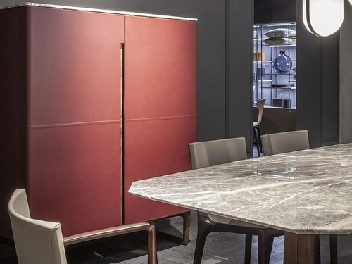 Madia Fidelio Cabinet alto in legno rivestito in cuoio di Poltrona Frau
