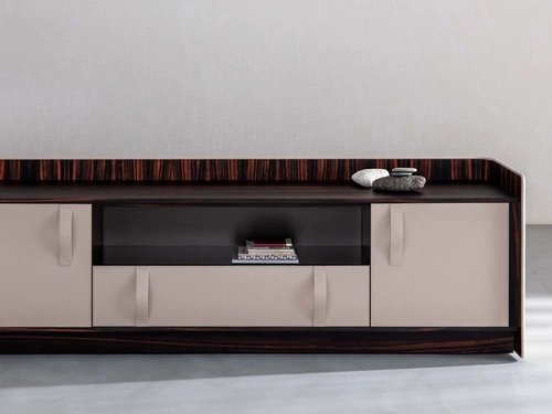 Madia Gentleman con struttura in legno multistrato curvato rivestito esternamente in pelle bianca, internamente in ebano con top in ebano di Flou