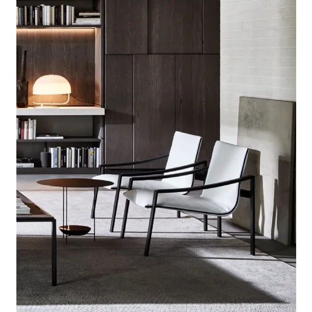 Poltroncina Allure in tessuto bianco e struttura in laccato Nero opaco di Molteni & C