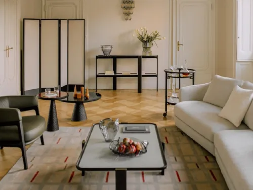 Poltroncina Lounge Duo rivestita in morbida pelle con struttura in massello di Frassino di Poltrona Frau