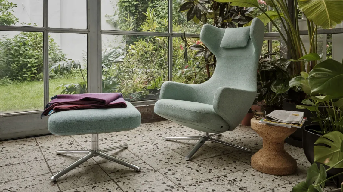 Poltrona moderna in tessuto imbottito Grand Repos & Ottoman di Vitra