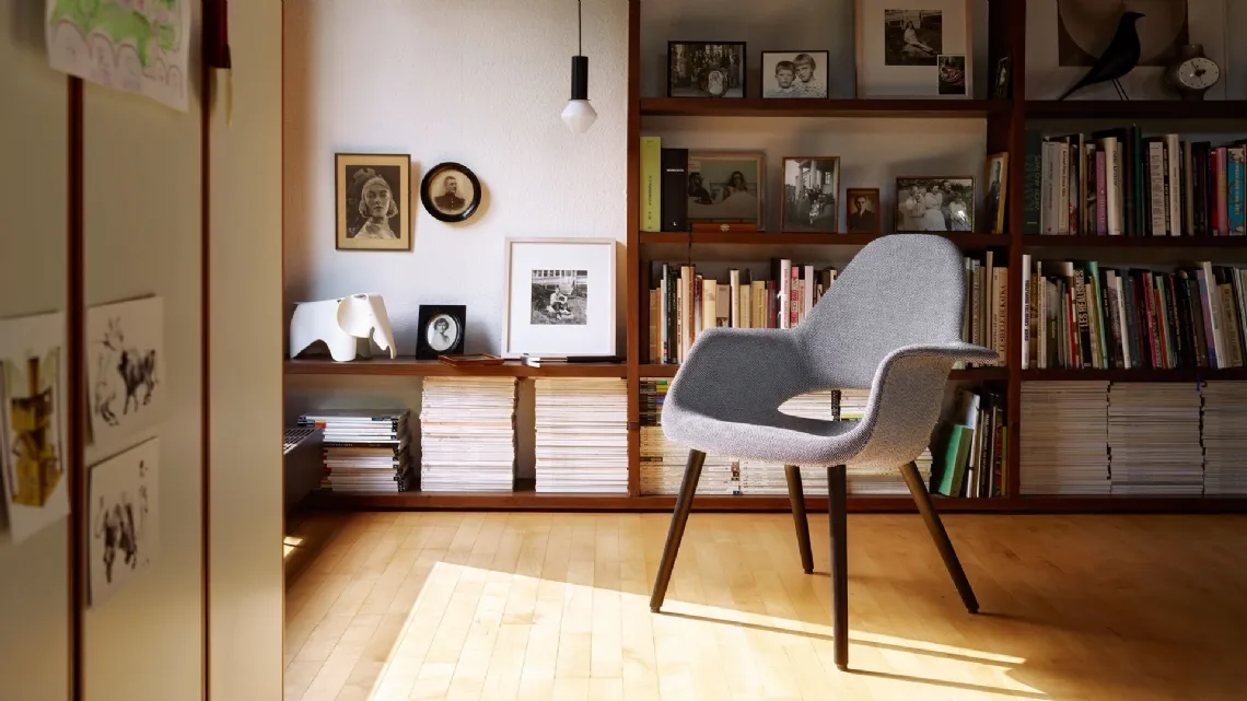 Poltroncina in tessuto con gambe in legno di rovere Organic Chair di Vitra