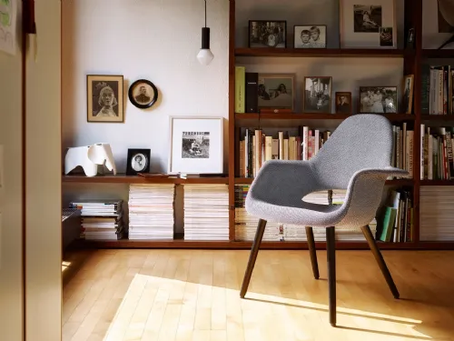 Poltroncina in tessuto con gambe in legno di rovere Organic Chair di Vitra