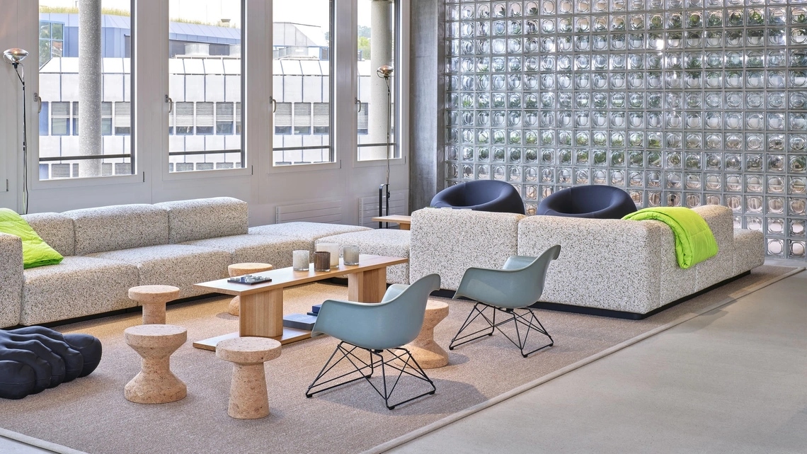 Poltroncina in plastica Eames Fiberglass di Vitra