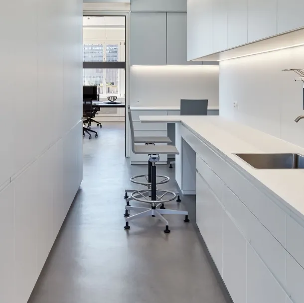 Sgabello in poliuretano con base in alluminio a cinque razze 04 Counter di Vitra
