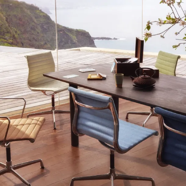 Sedia in tessuto con o senza braccioli Aluminium Chair EA di Vitra