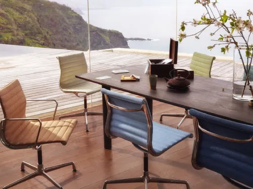 Sedia in tessuto con o senza braccioli Aluminium Chair EA di Vitra