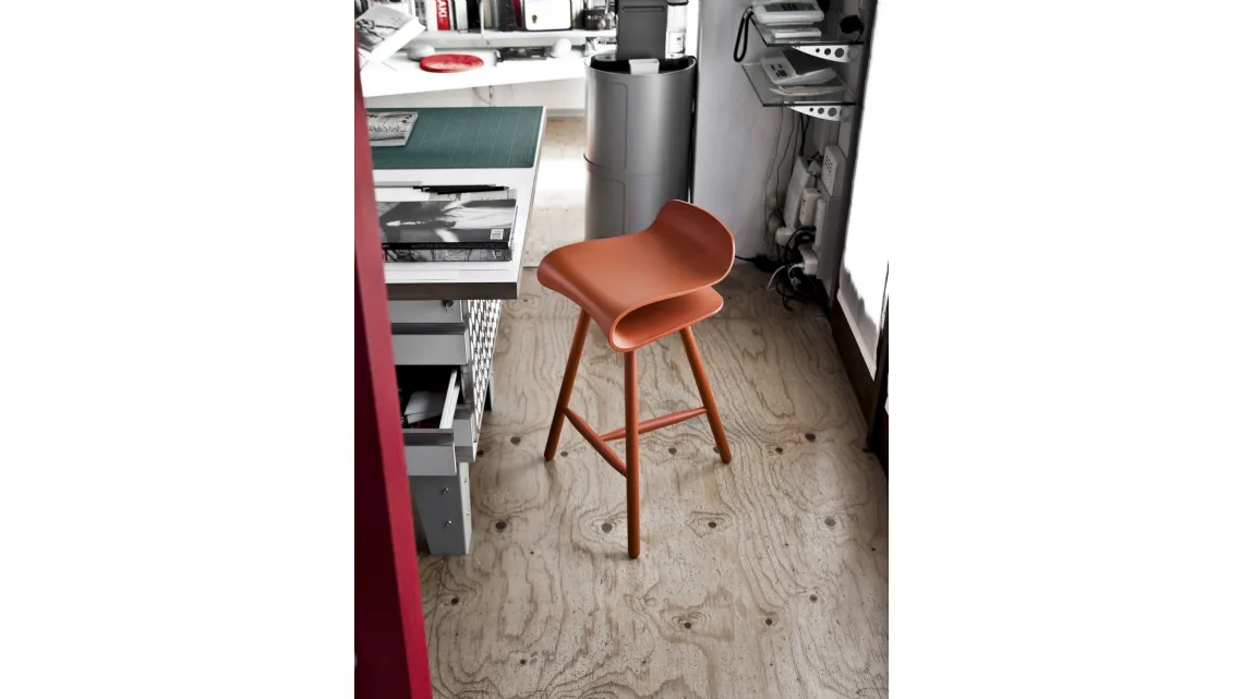 Sgabello dal sedile ergonomico e sinuoso in plastica PBT robusta e flessibile con gambe in metallo per esterno BCN Stool di Kristalia