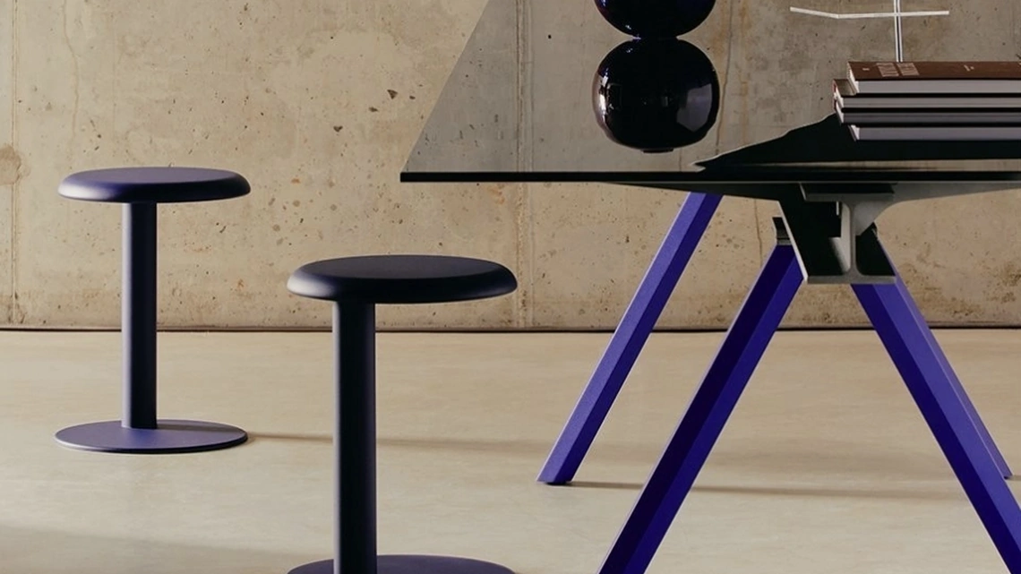 Sgabello Strong in metallo laccato di Desalto