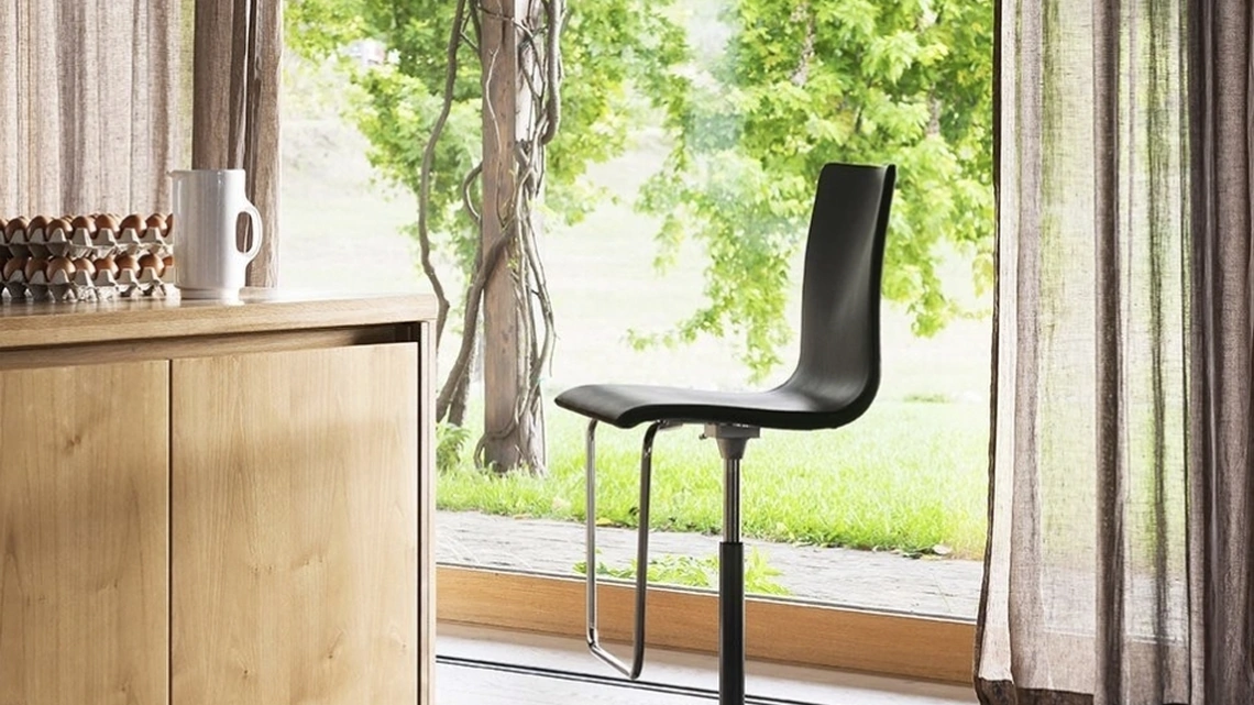 Sgabello Wok con seduta in cuoio di Desalto