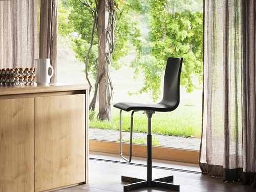 Sgabello Wok con seduta in cuoio di Desalto