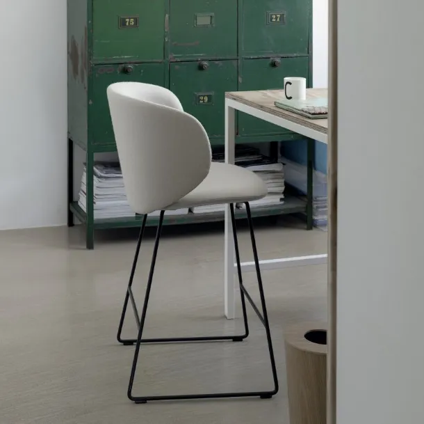 Sgabello Dua Stool in tessuto con struttura in metallo di Kristalia