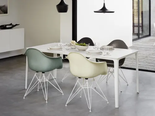 Sedia in poliestere e fibra di vetro con base in filo di acciaio con montanti incrociati Eames Fiberglass Armchair DAR di Vitra