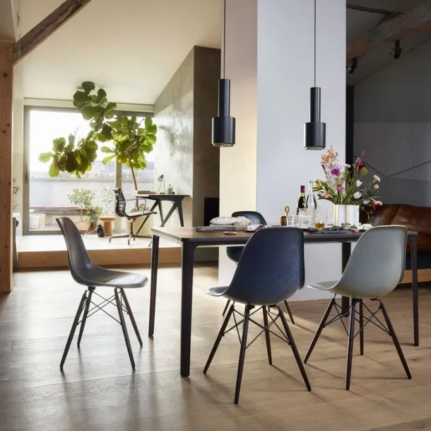 Sedia Eames Fiberglass Side Chair DSW in poliestere con gambe in legno di Vitra