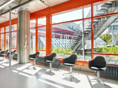 Sedia in polipropilene con base in alluminio Eames Plastic Armchair RE DAL di Vitra
