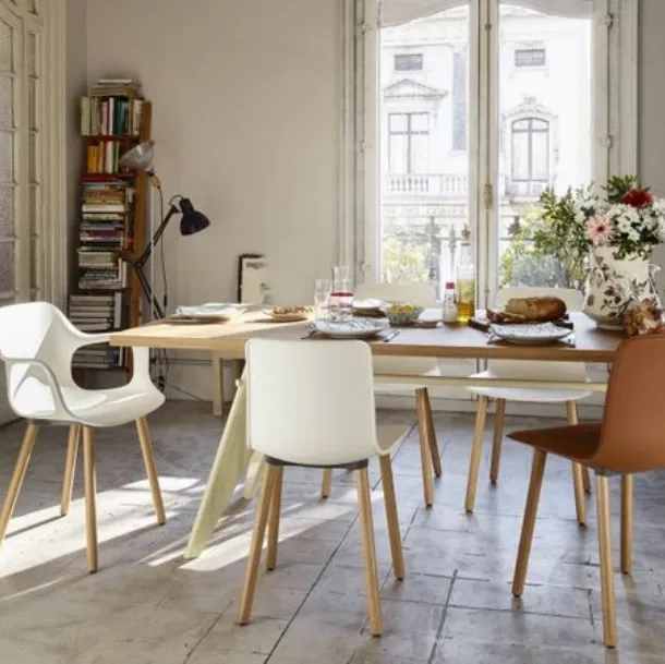 Sedia in plastica con o senza braccioli e base in legno a quattro gambe HAL Armchair Wood di Vitra