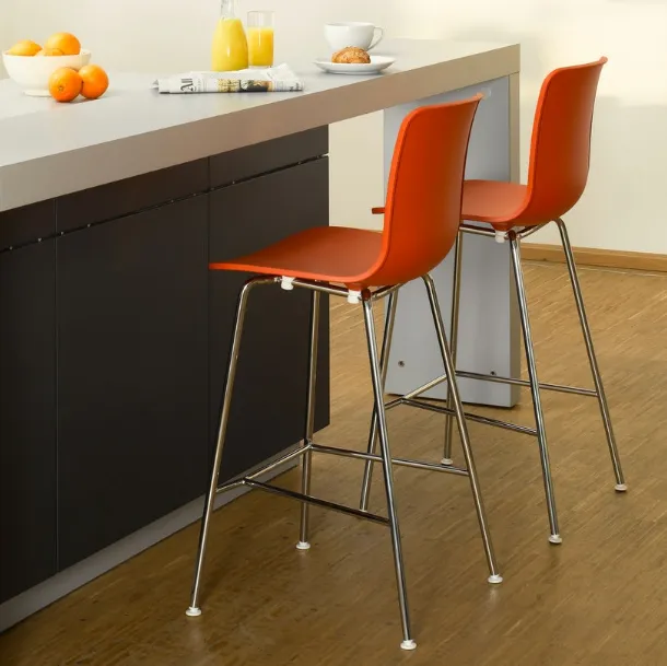 Sgabello in polipropilene e base in tubolare di acciaio Hal Stool Medium di Vitra