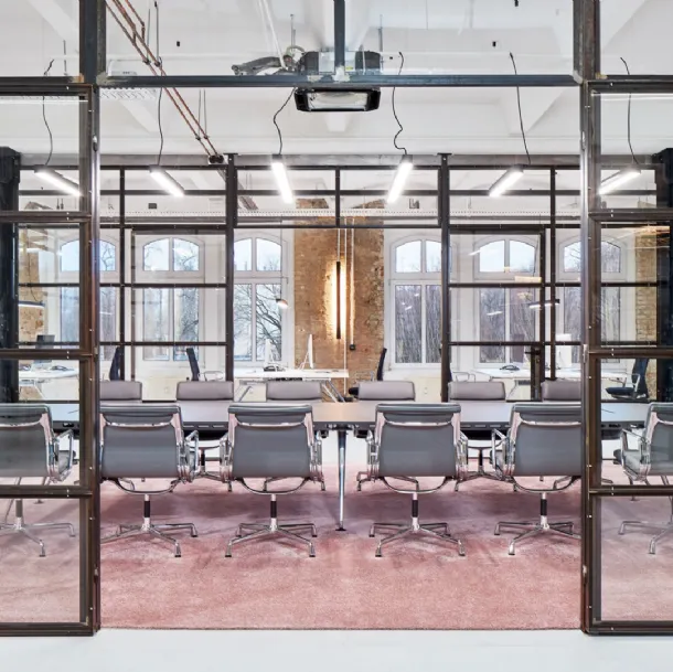 Sedia con braccioli imbottita in pelle Soft Pad Chairs EA di Vitra