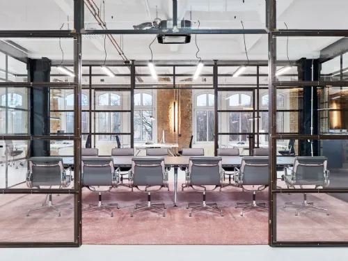 Sedia con braccioli imbottita in pelle Soft Pad Chairs EA di Vitra