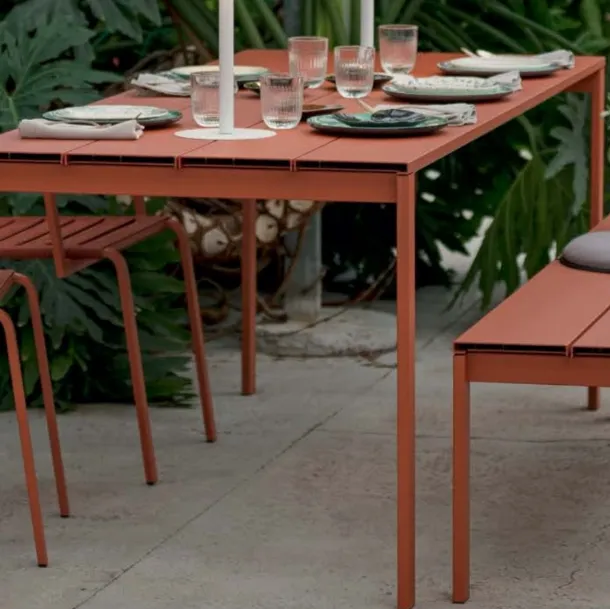 Tavolo da esterno a doghe in alluminio rosso e gambe in acciaio Be Easy Slatted di Kristalia