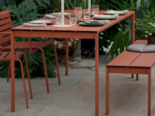 Tavolo da esterno a doghe in alluminio rosso Be Easy Slatted di Kristalia