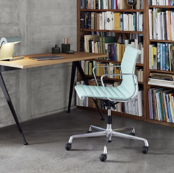 Tavolo con top in legno massello con struttura in acciaio Compas Direction di Vitra