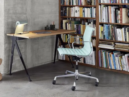 Tavolo con top in legno massello con struttura in acciaio Compas Direction di Vitra