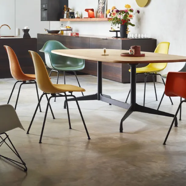 Tavolo Eames Segmented Tables Dining con top in legno massello di rovere e base in metallo di Vitra