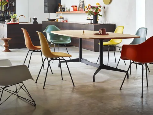 Tavolo Eames Segmented Tables Dining con top in legno massello di rovere e base in metallo di Vitra