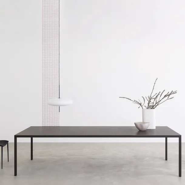 Tavolo Helsinki 35 Home con struttura in acciaio e top in laminato di Desalto