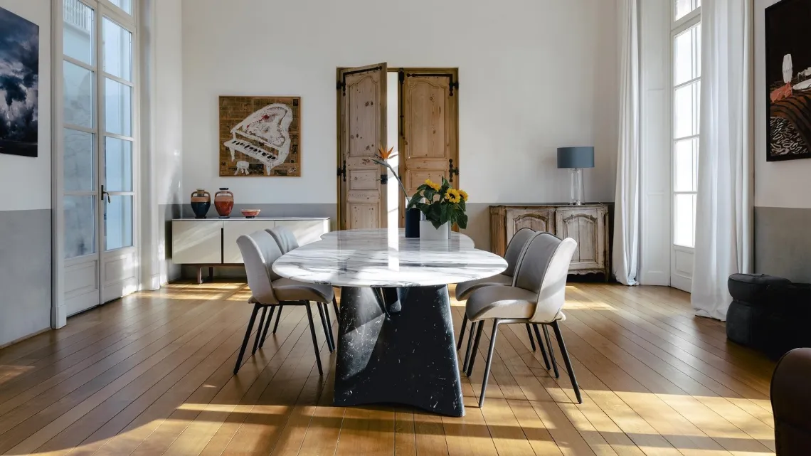 Tavolo a doppio ovale sfalsato Infinitamente con top in marmo bianco e base in marmo nero di Poltrona Frau