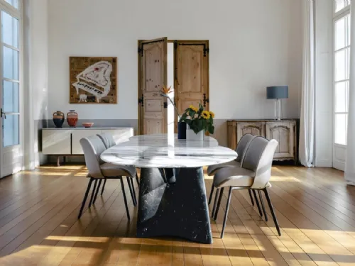 Tavolo a doppio ovale sfalsato Infinitamente con top in marmo bianco e base in marmo nero di Poltrona Frau