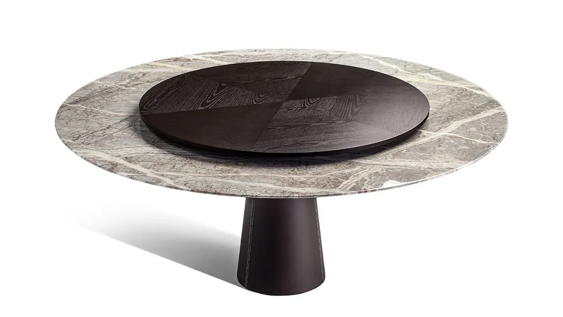 Tavolo Mesa Due con base in pietra rivestita cuoio e piano in marmo rotondo con accessorio piano girevole Lazy Susan di Poltrona Frau