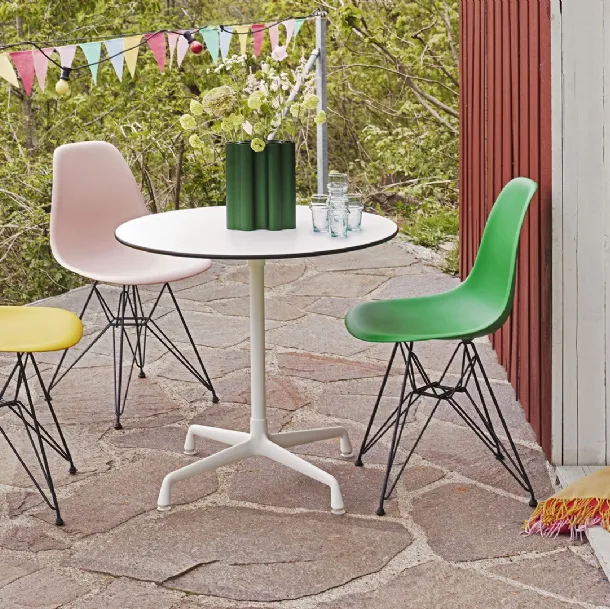 Tavolo con top in laminato bianco adatto all'uso esterno Eames Contract Tables di Vitra