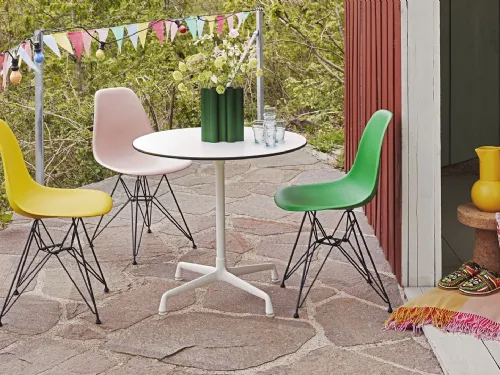 Tavolo con top in laminato bianco adatto all'uso esterno Eames Contract Tables di Vitra