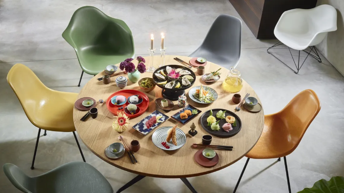 Tavolo in rovere e metallo Eames Segmented Tables Dining di Vitra