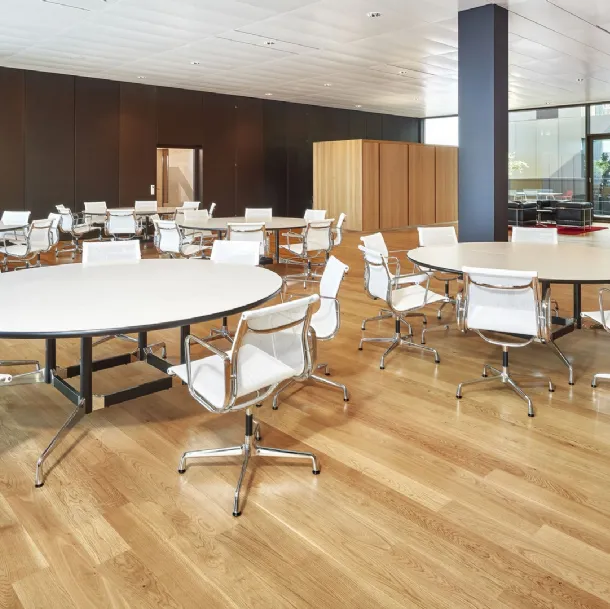 Tavolo con top in laminato bianco e gambe in alluminio Eames Segmented Tables Meeting di Vitra
