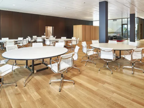 Tavolo con top in laminato bianco e gambe in alluminio Eames Segmented Tables Meeting di Vitra