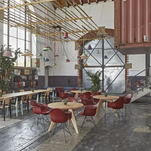 Tavolo con top in legno massello e basamento in lamiera EM Table di Vitra