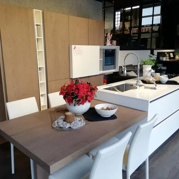 Cucina di design con isola Clover di Lube scontata